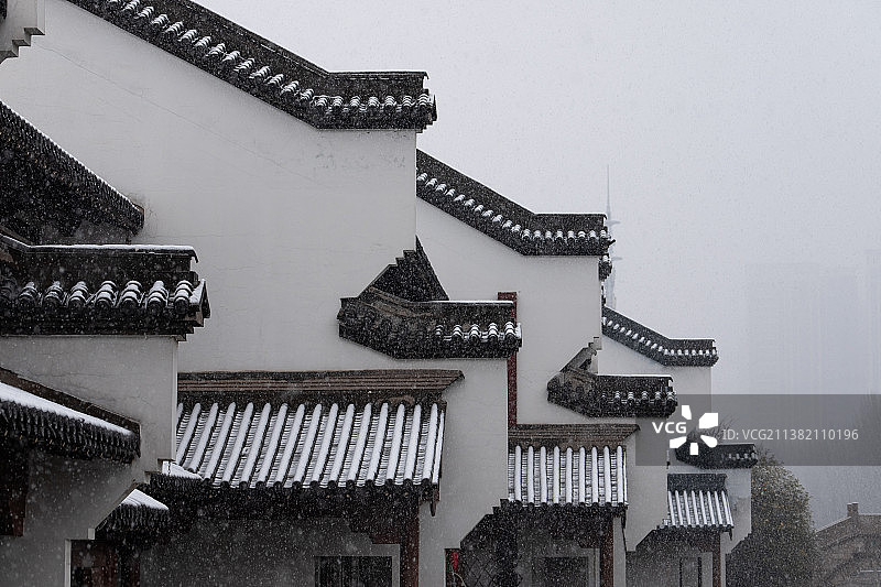 大雪纷飞时的江苏常州春秋淹城旅游区图片素材