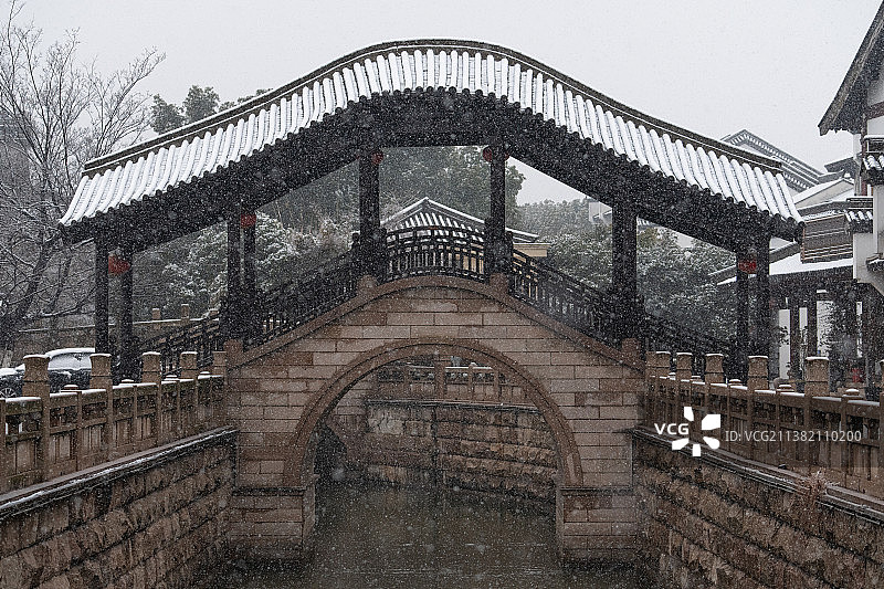 大雪纷飞时的江苏常州春秋淹城旅游区图片素材
