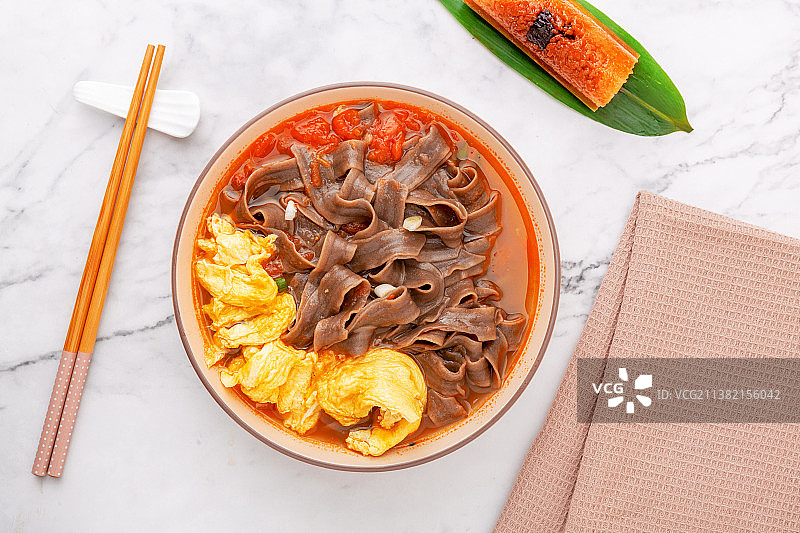 盛在碗里的荞麦刀削面图片素材