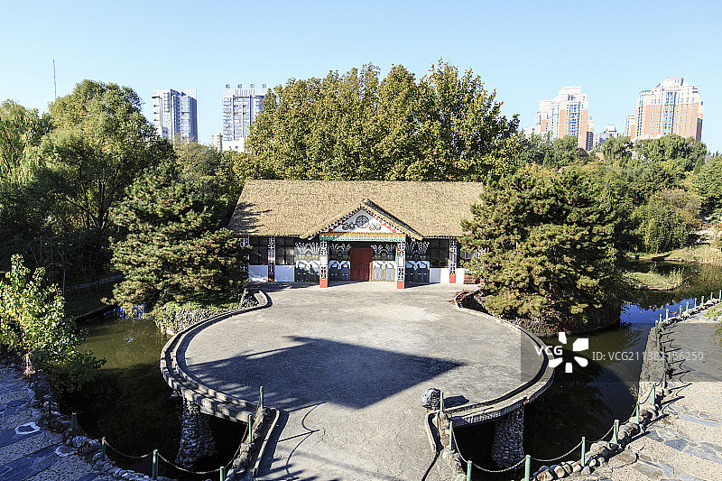 北京中华民族博物院（中华民族园）北园：台湾景区高山族布农水上舞台图片素材