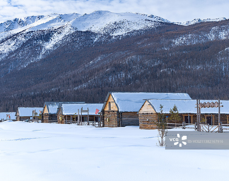 新疆喀纳斯图瓦村落雪山日出图片素材