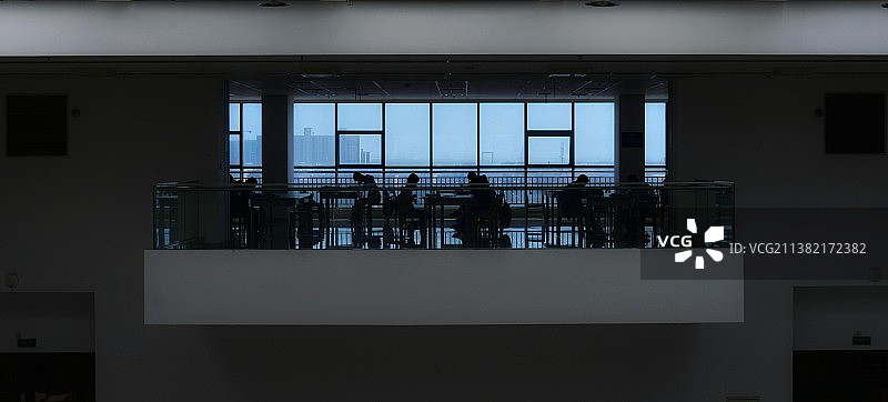 大学自习图书馆天窗剪影学习的人自习的人图片素材