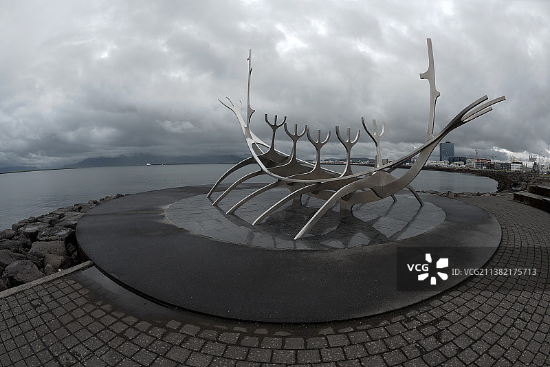 雷克雅未克海边骨架维京船雕塑图片素材