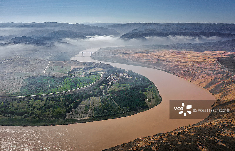 黄河的航拍视角，中卫沙坡头流域的黄河，河流的航拍图片素材
