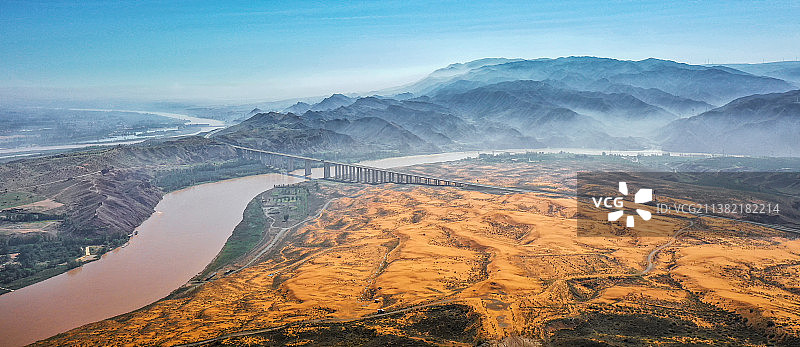 黄河的航拍视角，中卫沙坡头流域的黄河，河流的航拍图片素材