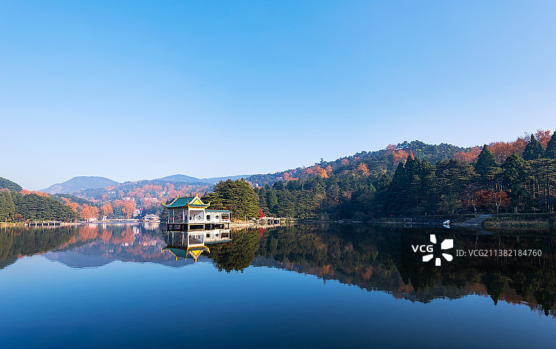 秋天江西庐山如琴湖红叶图片素材