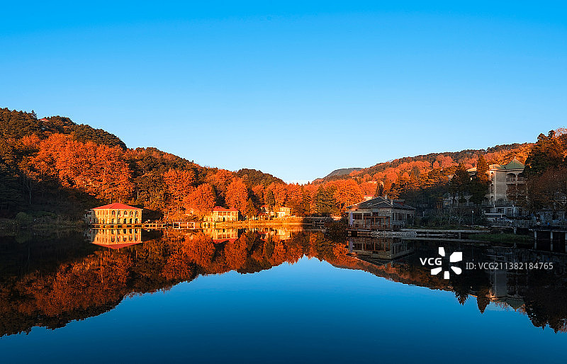 秋天江西庐山如琴湖红叶图片素材