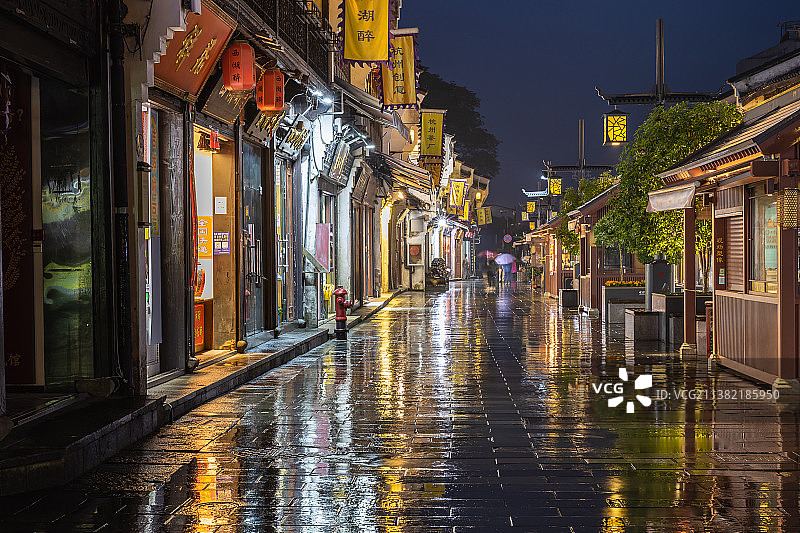 雨中的杭州河坊街夜景图片素材