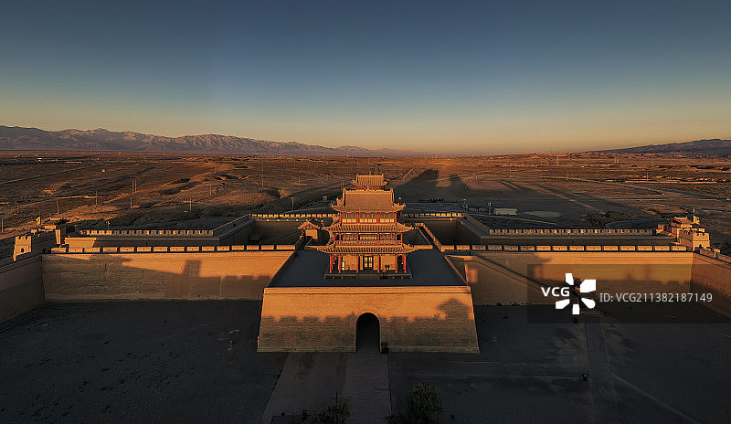 日出时的古城全景航拍视角，嘉峪关关城的日出的景象，天下第一雄关的宏伟图片素材