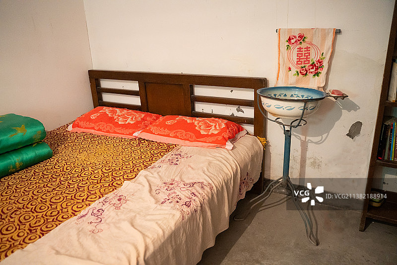 70年代室内场景床洗脸盆毛巾图片素材