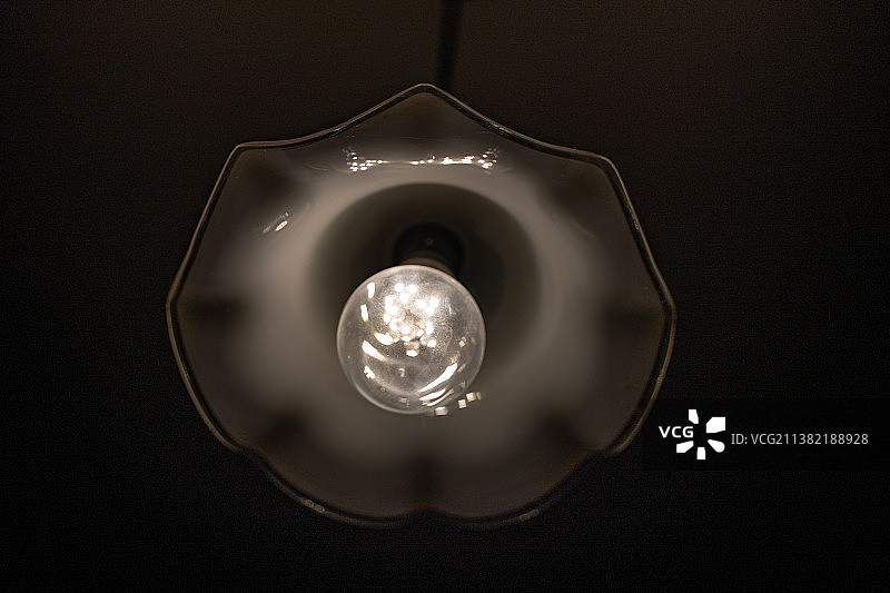 夜晚的等钨丝灯图片素材