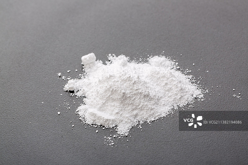 黑色底上的白色粉末防腐剂图片素材