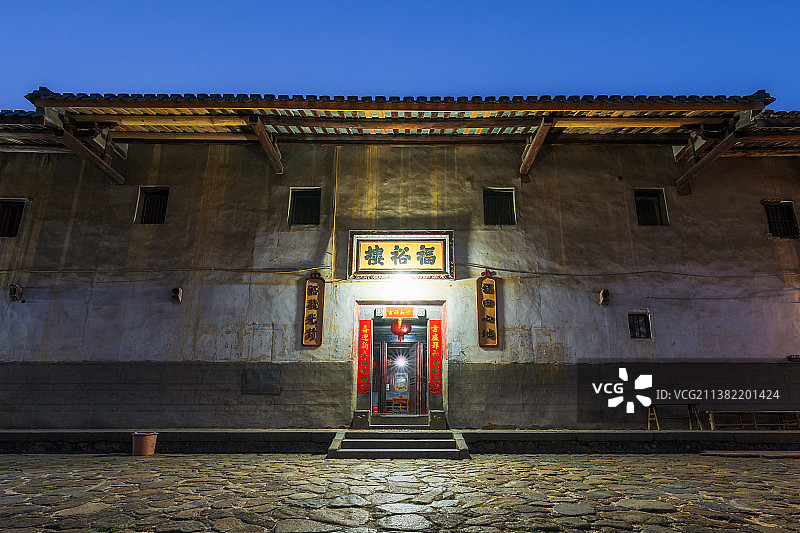 福建省龙岩市永定区客家土楼民俗文化村内府第式土楼代表“国宝土楼”——福裕楼（福建土楼永定景区）夜景图片素材