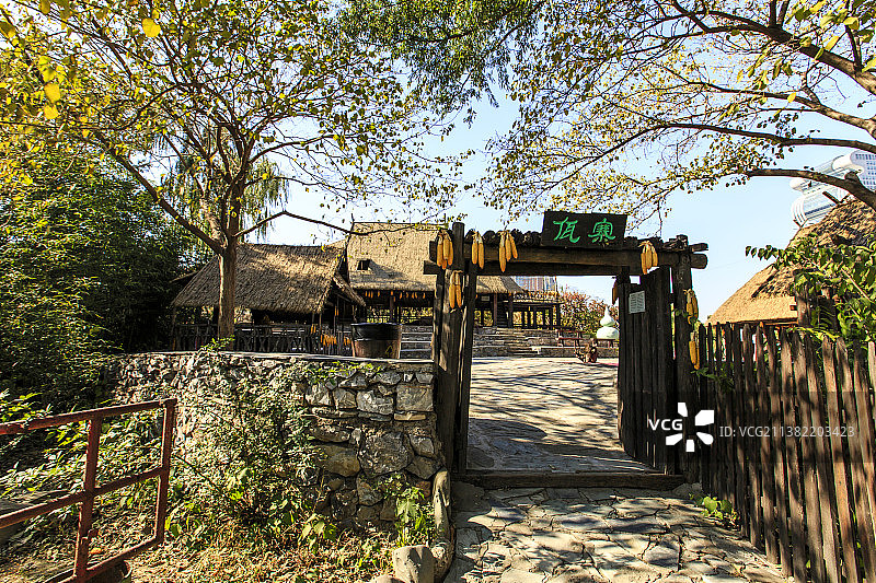 北京中华民族博物院（中华民族园）北园：佤族佤寨入口图片素材