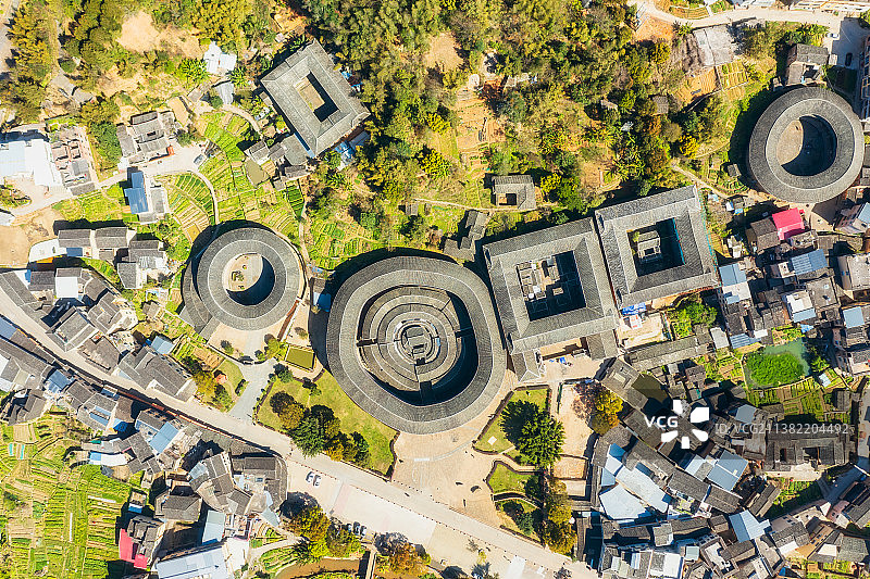 正上方视角航拍福建省龙岩市永定区高北村与福建土楼永定景区（高北土楼群）“土楼之王”——承启楼图片素材