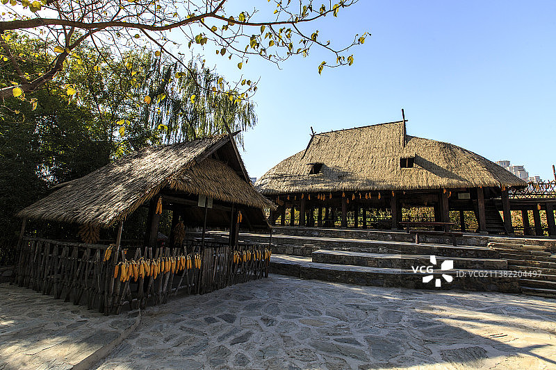 北京中华民族博物院（中华民族园）北园：佤族佤寨西盟木屋（按照云南西盟地区佤族传统民居1比1复原）图片素材