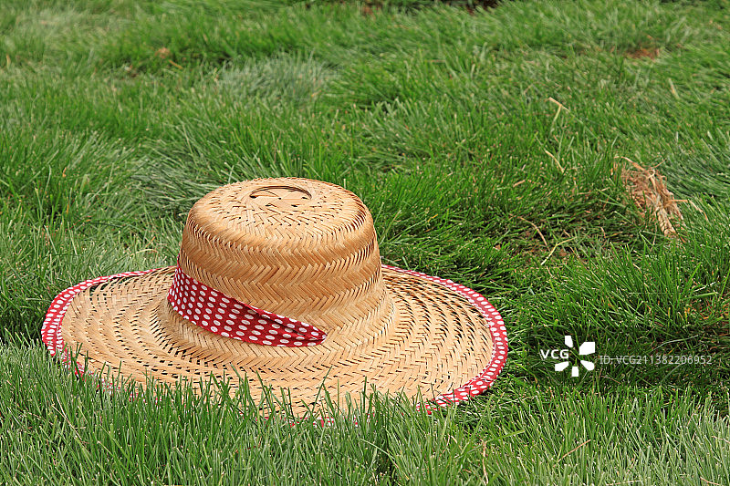草坪里的草帽图片素材