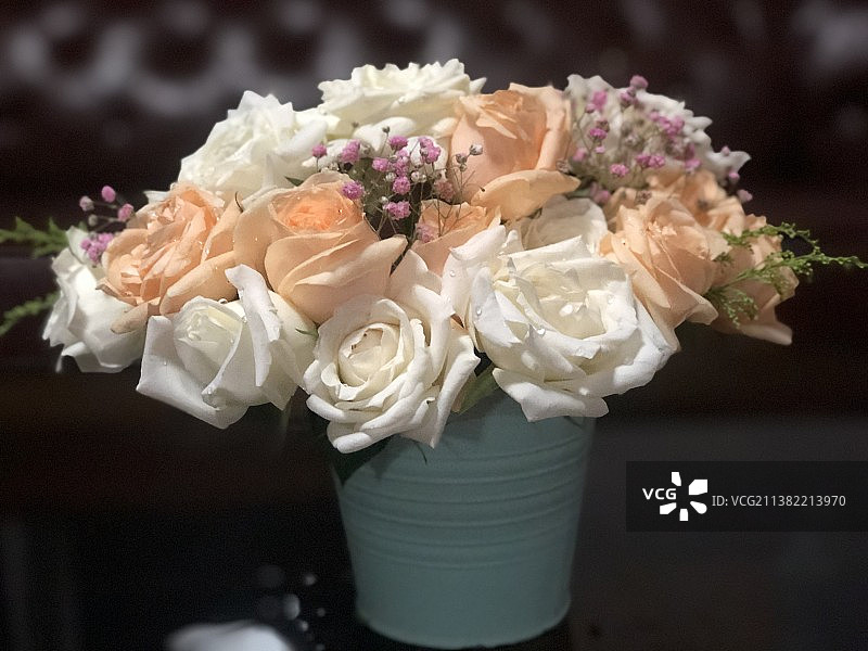 一束精致的玫瑰花插花, 香槟玫瑰, 白玫瑰, 满天星, 勿忘我 520, 七夕节, 情人节图片素材