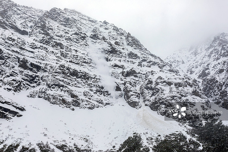 四川阿坝松潘山峰雪崩图片素材
