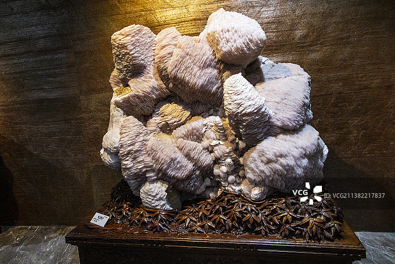 贵州地质博物馆奇石、矿石、矿物晶体 贵翠雕件图片素材