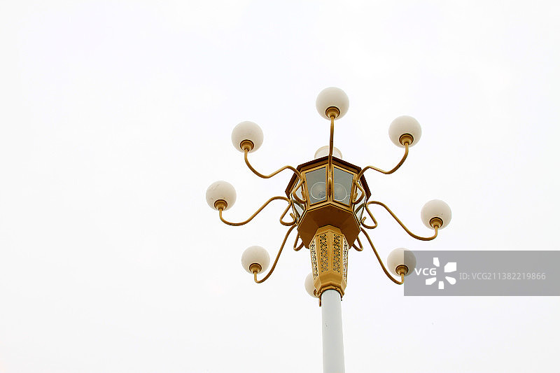 路灯在白色背景里图片素材