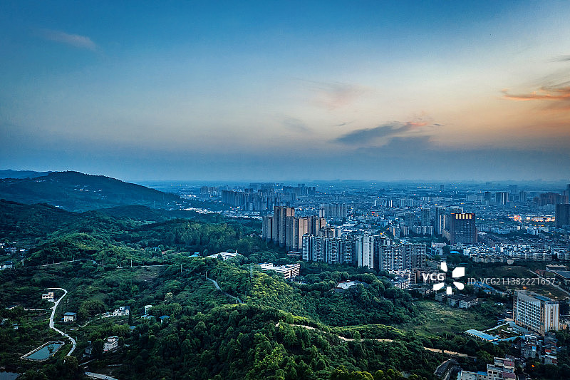 成都龙泉山与龙泉驿城市航拍图片素材