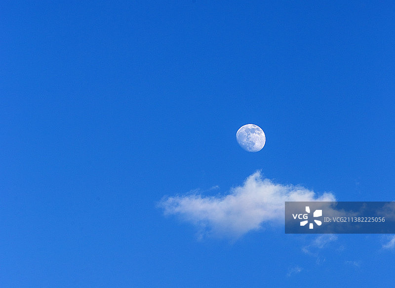 蓝天下的月亮图片素材