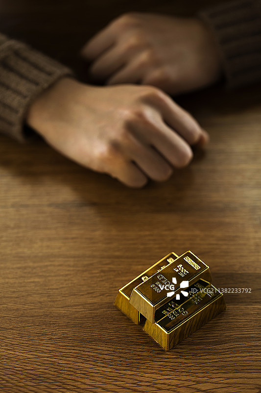 铸锭与年轻男士图片素材