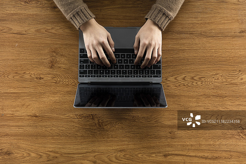 年轻男士使用笔记本电脑图片素材