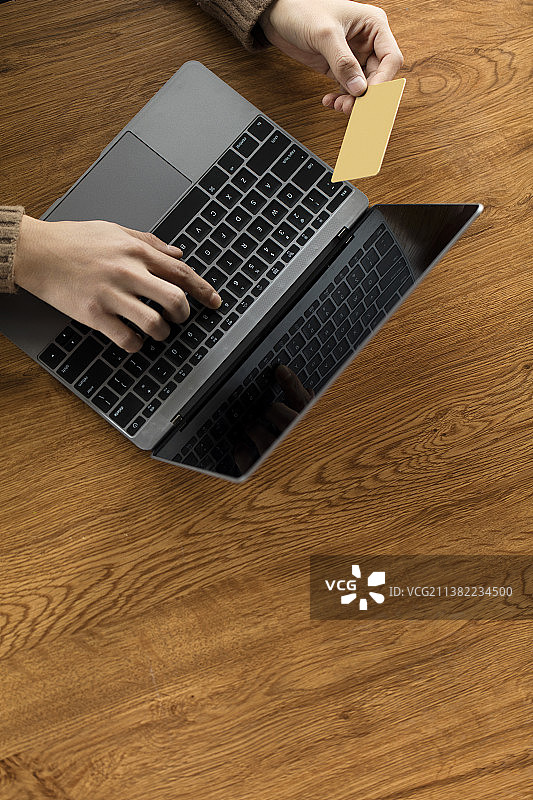 拿着信用卡的年轻男士图片素材