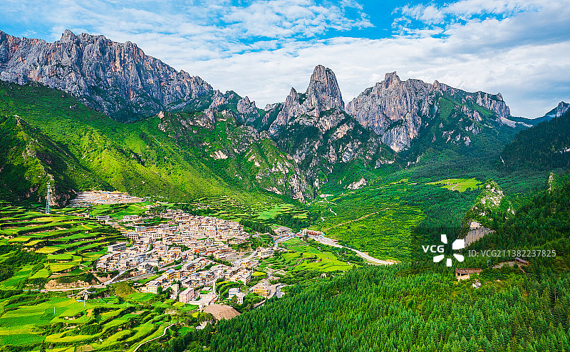 甘肃甘南州迭部县扎尕那乡村田园山谷油菜花海自然风光图片素材