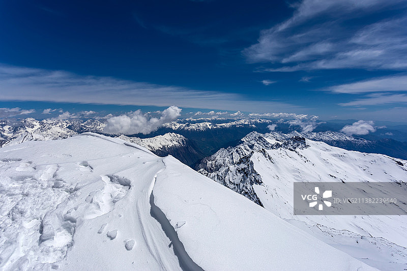 四川阿坝松潘县岷山山脉都日峰登山图片素材