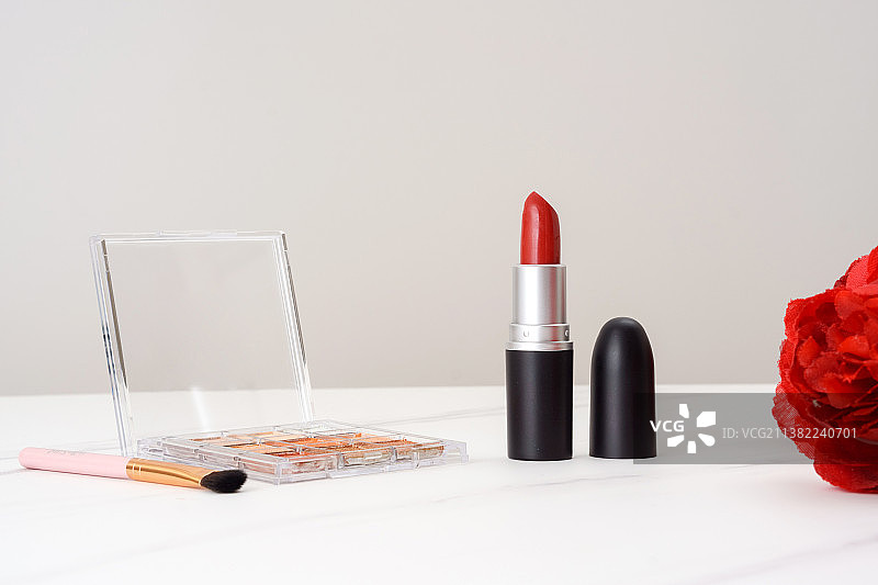 放在大理石桌面的口红和眼影盘图片素材