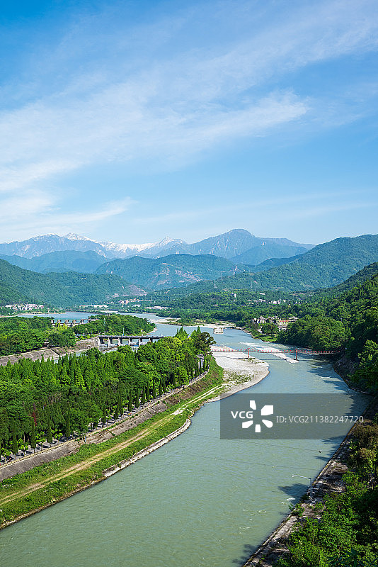 成都市都江堰景区和雪山白昼清晨高视角图片素材