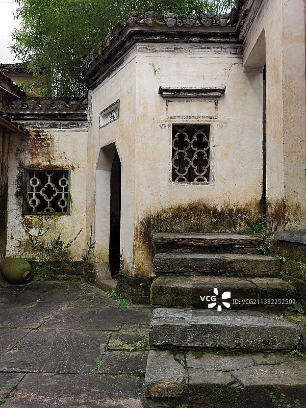 江西省上饶市婺源县江湾徽派建筑院落一角图片素材