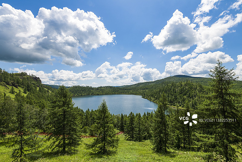 天空森林和湖泊图片素材