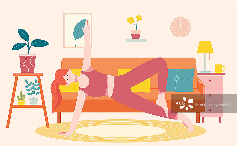 可爱的女生在客厅或公寓里练习瑜伽图片素材