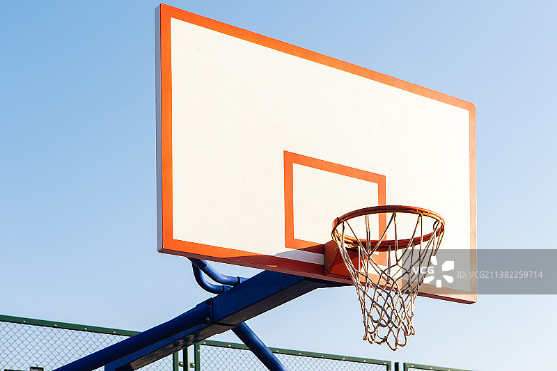 蓝天下的篮球框图片素材