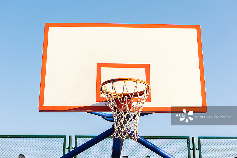 蓝天下的篮球框图片素材