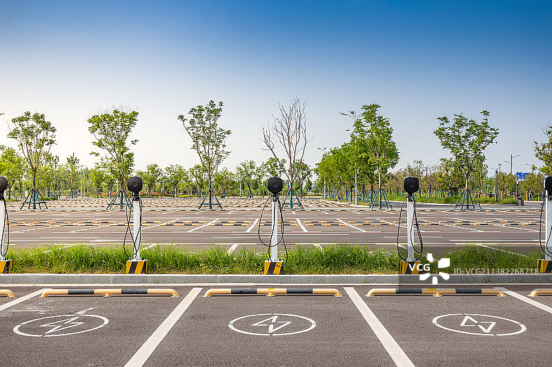 规划整齐的新能源电动汽车充电停车场图片素材