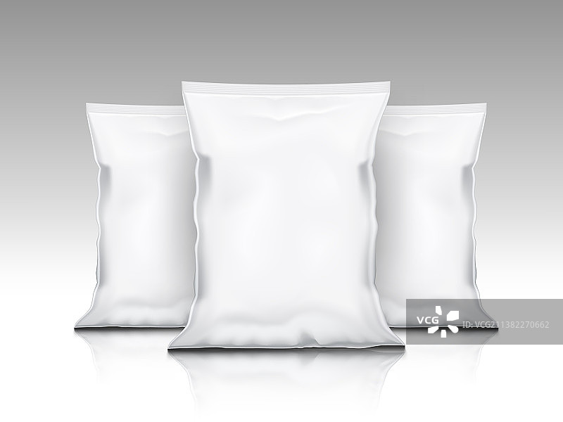灰色背景上的白色薯片包装袋图片素材