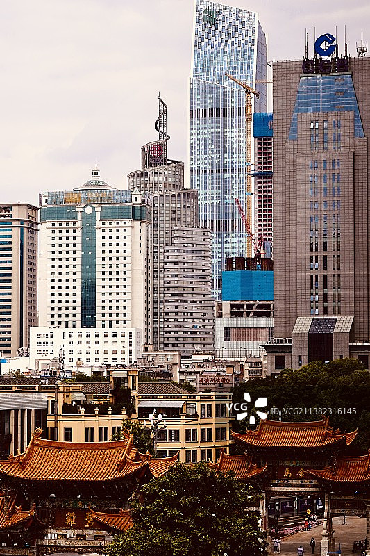 古与今（金马碧鸡与恒隆遥相呼应）图片素材