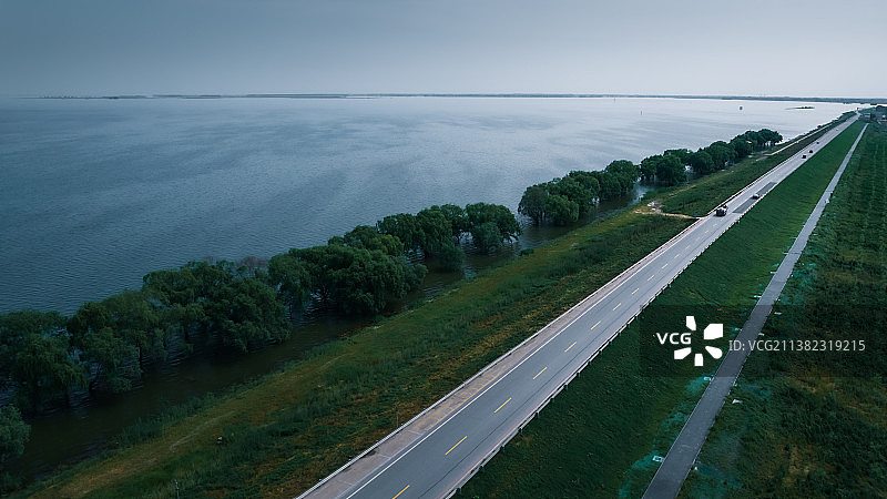 航拍湖南岳阳洞庭湖湖岸公路航拍图片素材