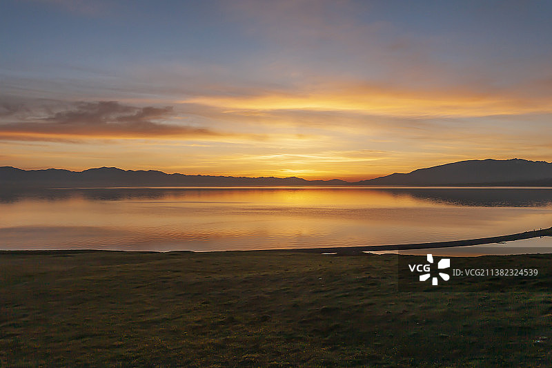 赛里木湖的早晨——新疆   博尔塔拉  博乐市图片素材