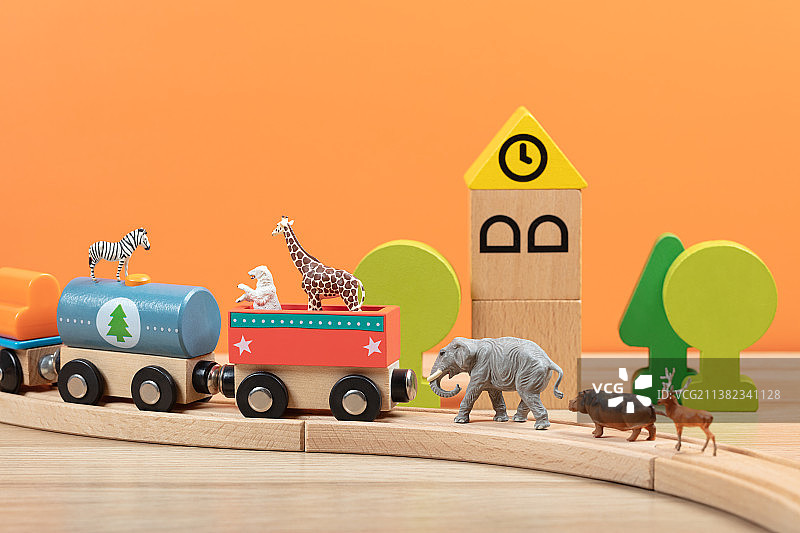 微缩创意儿童节木头小火车与动物图片素材