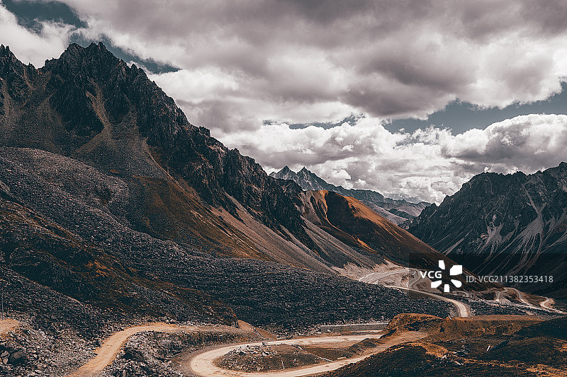 依山蜿蜒图片素材