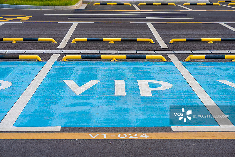 户外vip专用停车位图片素材