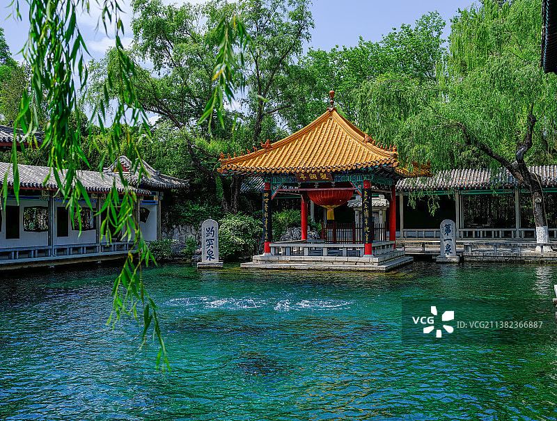 中国山东济南趵突泉公园观澜亭，120中画幅相机拍摄图片素材