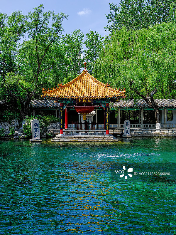 中国山东济南趵突泉公园观澜亭图片素材