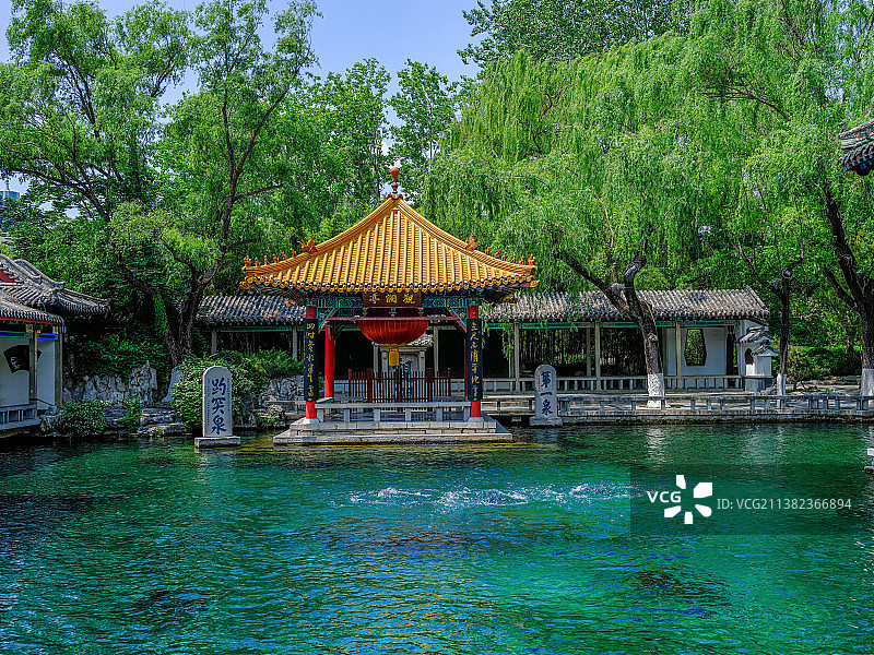中国山东济南趵突泉公园观澜亭，120中画幅相机拍摄图片素材